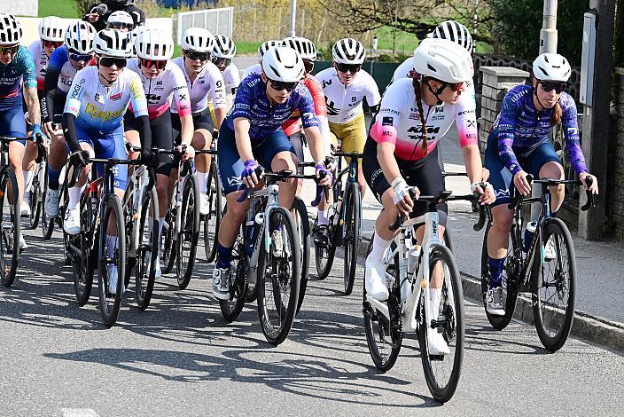 Peloton der Damen 65. Rad Saison Eroeffnungsrennen Leonding