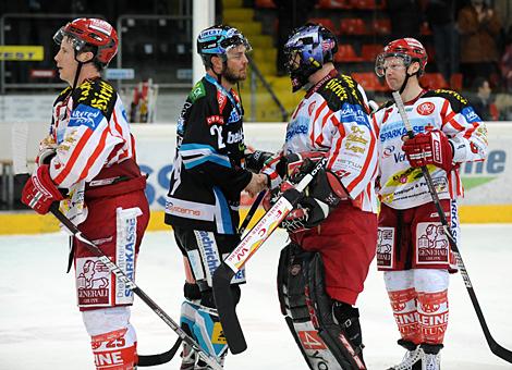 #51 Travis Scott, Tormann, KAC und der Stuermer Markus Matthiasson, Liwest Black Wings Linz, beim Shakehand.