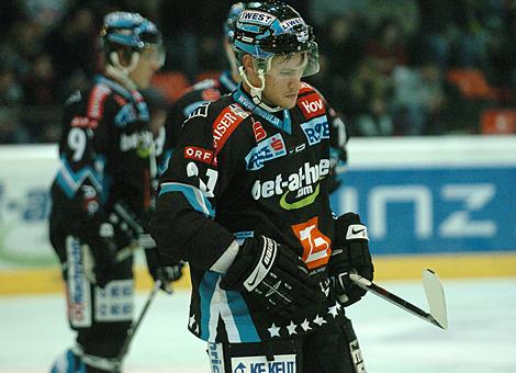 #21 Philipp Lukas, Kapitaen, EHC Liwest Black Wings Linz mit unzufriedenem Gesichtsausdruck. 0 zu 3 fuer Innsbruck.