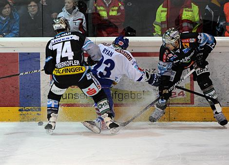 Daniel Oberkofler und Rich Bronilla, Linz gegn Matthew Ryan, VSV, Liwest Black Wings Linz vs. EC Record Fenster VSV