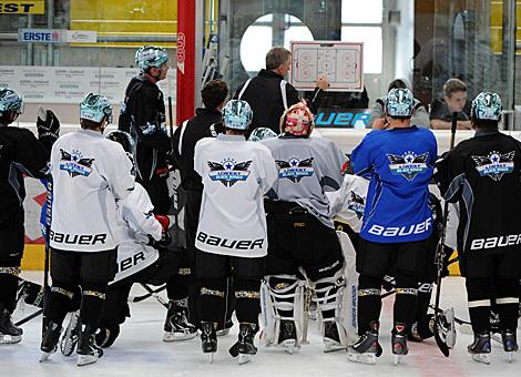 Trainer Robert Daum, Liwest Black Wings Linz vor der Mannschaft.