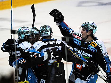 Linz jubelt ueber das 2 zu 1, EHC Liwest Black Wings Linz vs. Moser Medical Graz 99ers