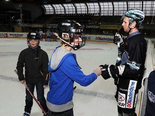 Die Preistraeger des Liwest Black Wings Linz Gewinnspiels beim Training mit Alex Westlund, Philipp Lukas, Gregor Baumgartner, Gregor Baumgartner verabschiedet die Gewinner