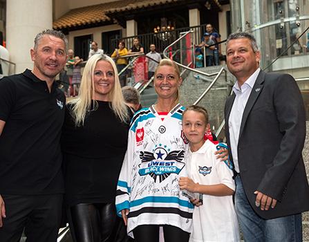 Siegerin Gewinnspiel, EHC Liwest Black Wings Linz, Spielerpräsentaion 2015-2016
Siegerin Gewinnspiel, EHC Liwest Black Wings Linz, SpielerprÃ¤sentaion 2015-2016