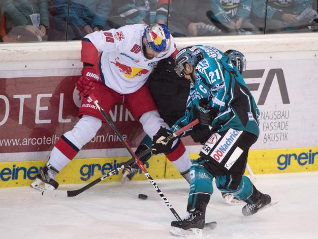 Philipp Lukas (EHC Liwest Black Wings Linz) und Zdenek Kutlak (EC Red Bull Salzburg) EHC Liwest Black Wings Linz vs EC Red Bull Salzburg