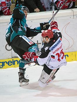 Kevin Moderer (EHC Liwest Black Wings Linz) checkt Tyler Spurgeon (HC TWK Innsbruck  Die Haie) EHC Liwest Black Wings Linz vs HC TWK Innsbruck  Die Haie, Pick Round