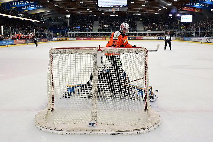  Tormann Rasmus Tirronen (Steinbach Black Wings Linz) klärt im Shoot out gegen Lukas Haudum (Moser Medical Graz 99ers) Win2Day ICE Hockey League,  Steinbach Black Wings Linz vs Moser Medical Graz 99ers,  Linz AG Eisarena 