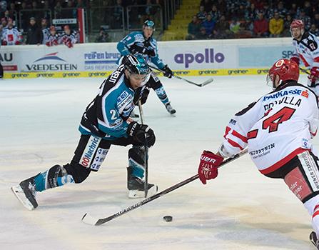 Philipp Lukas (EHC Liwest Black Wings Linz) und Forian Pedevilla (HC TWK Innsbruck  Die Haie), EHC Liwest Black Wings Linz vs HC TWK Innsbruck  Die Haie