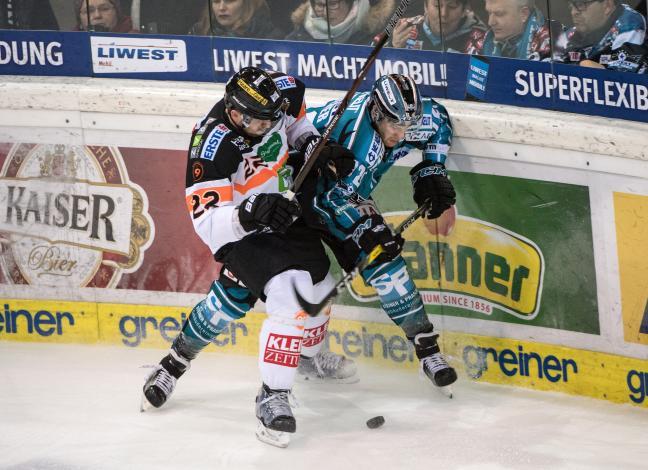 Kevin Moderer (EHC Liwest Black Wings Linz) und Thomas Pöck (Moser Medical Graz 99ers) EHC Liwest Black Wings Linz vs Moser Medical Graz 99ers
Kevin Moderer (EHC Liwest Black Wings Linz) und Thomas PÃ¶ck (Moser Medical Graz 99ers) EHC Liwest Black Wi