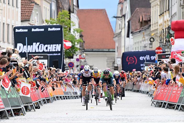 Sprint der Verfolger Alessandro Covi (ITA, UAE Team Emirates), Giacomo Ballabio (ITA, Hrinkow Advarics), 1. Etappe Steyr -  Steyr, Tour of Austria, Steyr Austria