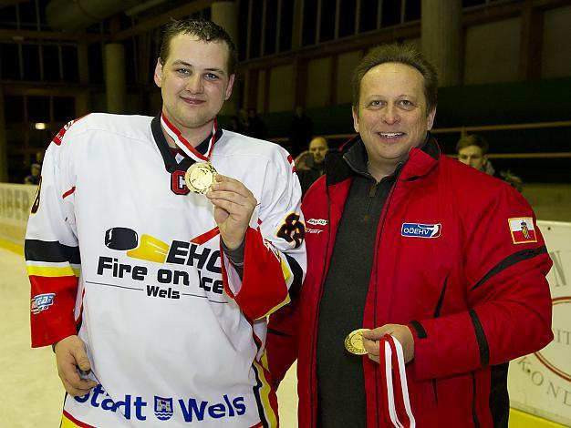 Christian Ladberg, ehrt  Manuel Egles, Wels, Fire on Ice, Wels vs. Innviertel Penguins