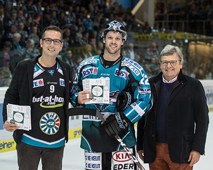 Spieler des Abends Rick Schofield (EHC Liwest Black Wings Linz). EHC Liwest Black Wings Linz vs Moser Medical Graz 99ers