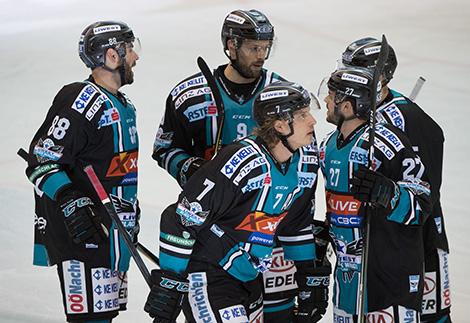 Brian Lebler (EHC Liwest Black Wings Linz) feiert das 1 zu 0  EHC Liwest Black Wings Linz vs EC VSV