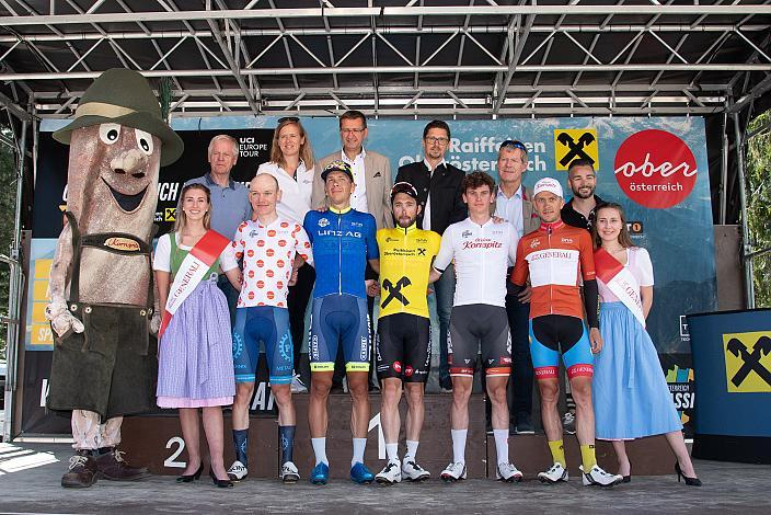 Die Trikoträger, Immanuel Stark (GER, P&S Metalltechnik), Michal Schlegel (CZE, Team Elkov Kasper), Gesamtsieger Alexis Guerin (FRA, Team Vorarlberg), Felix Engelhardt (GER, Tirol KTM Cycling Team), Riccardo Zoidl (AUT, Team Felbermayr Simplon Wels) und Ehrengäste. 3. Etappe Traun - Hinterstoder, Int. Raiffeisen Oberösterreich Rundfahrt UCI Kat. 2.2