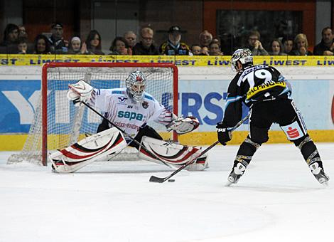 Gregor Baumgartner Liwest Black Wings Linz bwim Penalty vs. SAPA Fehervar AV19 Tormann Zoltan Hetenyi