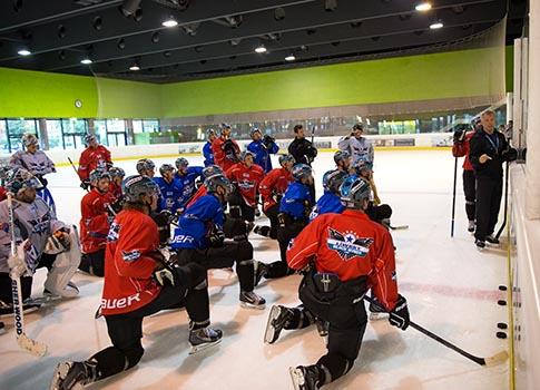 Trainer Robert Daum leitet das Training,  EHC Liwest Black Wings Linz