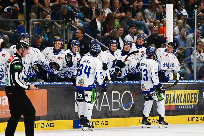 Straubing feiert das 3 zu 0 in Linz, Testspiel Steinbach Black Wings Linz vs Straubing Tigers, Linz AG Eisarena 