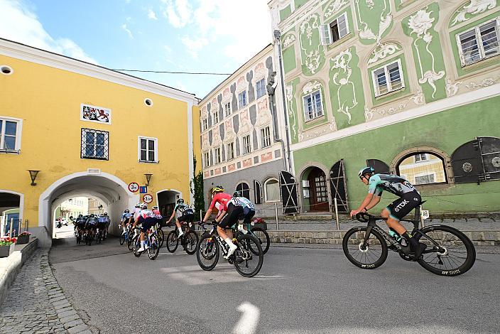 Das Peloton in Oberndorf am Inn, 2. Etappe Eferding - Reichersberg, Oberösterreich Rundfahrt