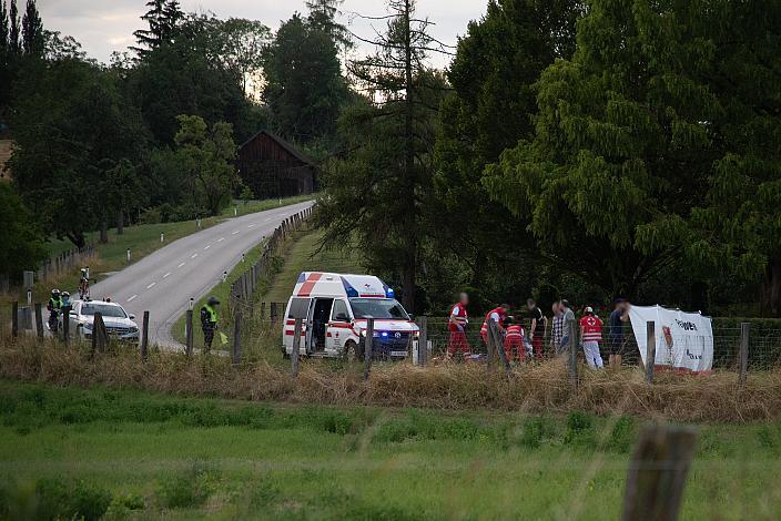 Versorgung an der Unfallstelle 1. B Etappe Traun - Marchtrenk, Int. OÖ Junioren Oberösterreich Rundfahrt 