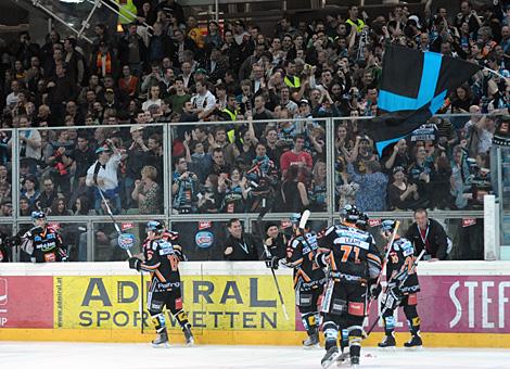 Die linzer jubeln ueber das 5 zu 3 fuer die Liwest Black Wings Linz EV Vienna Capitals