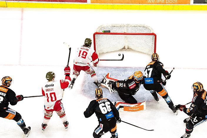 Brad McClure (HCB Suedtirol Alperia) bezwingt Tormann Rasmus Tirronen (Steinbach Black Wings Linz), Steinbach Black Wings Linz vs HCB Südtirol Alperia, Viertelfinale, 6. Runde ICE Hockey League, Linz AG Eisarena 