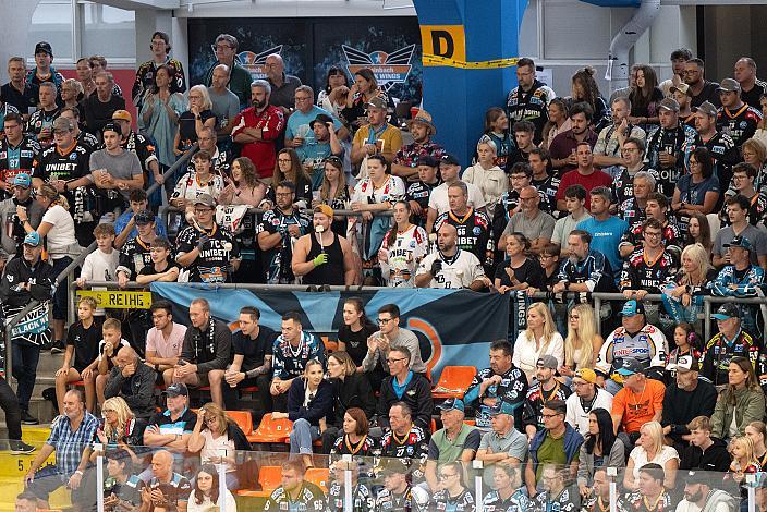 Fans der Steinbach Black Wings Linz vs EC IDM Wärmepumpen VSV, 2. Runde ICE Eishockey Liga, Linz AG Eisarena