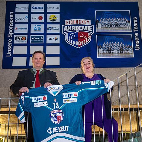 v.l. Präsident OÖ Eishockeyverband Christian Ladberg, Tina Egger,  Eishockey Akademie Oberösterreich, OÖ