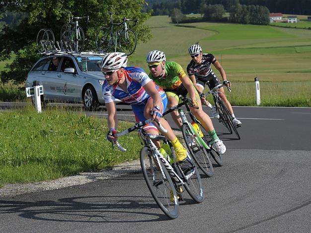Die Ausreissergruppe am Weg Richtung Guglwald, angefuehrt von Helmut Trettwer, GER, Team Baier Corratec Landshut, Marius Jessenberger, GER, Team Heizomat und Florian Bissinger, GER, Team Vorarlberg,  von ,1. Etappe, Linz Stahlwelt Aigen/Schlaegl
