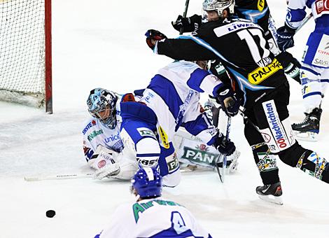 Jason Ward Liwest Black Wings Linz  scheitert an Robert Kristan, Tormann KHL Medvescak Zagreb