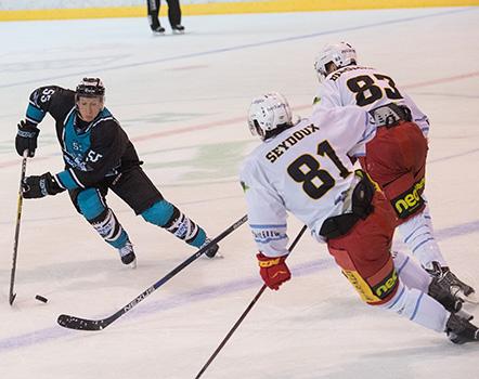 Robert Lukas (EHC Liwest Black Wings Linz) gegen Philippe Seydoux, SCL Tigers Langnau  und Chris DeDomenico, SCL Tigers Langnau  SCL Tigers, EHC Liwest Black Wings Linz vs SCL Tigers