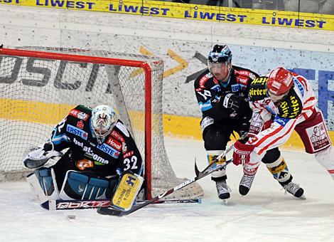 #32 Alex Westlund, Tormann, Liwest Black Wings Linz, klaert vor der #29 Christoph Brandner, KAC der von Rob Shearer, Liwest Black Wings verfolgt wird.. 