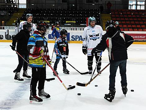Die Preistraeger des Liwest Black Wings Linz Gewinnspiels beim Training mit Alex Westlund, Philipp Lukas, Gregor Baumgartner