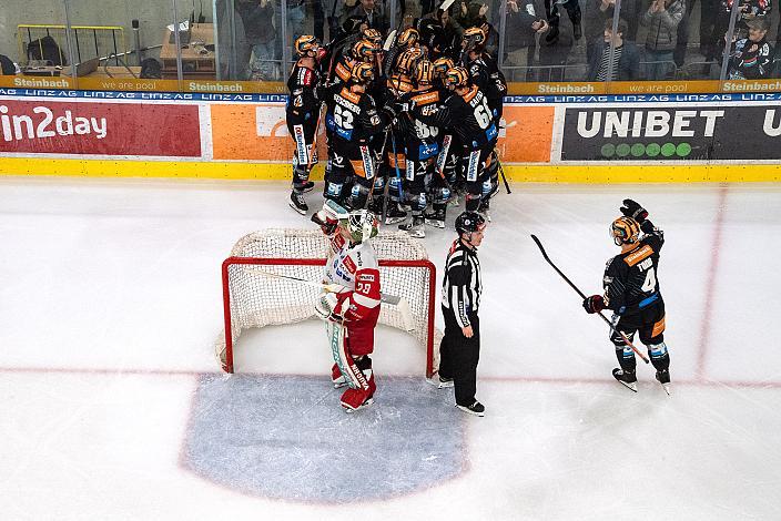 v.l. Martin Schumnig (Steinbach Black Wings Linz),  Tormann Samuel Harvey (HCB Suedtirol Alperia), die Steinbach Black Wings Linz feiern das Tor zum 2 zu 1 Sieg , Steinbach Black Wings Linz vs HCB Südtirol Alperia, Viertelfinale, 6. Runde ICE Hockey League, Linz AG Eisarena