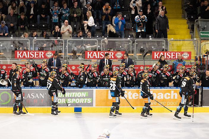 Torjubel vor der Spielerbank Steinbach Black Wings Linz vs EC KAC, 8. Runde ICE Hockey League, Steinbach Black Wings Linz, Linz AG Eisarena 