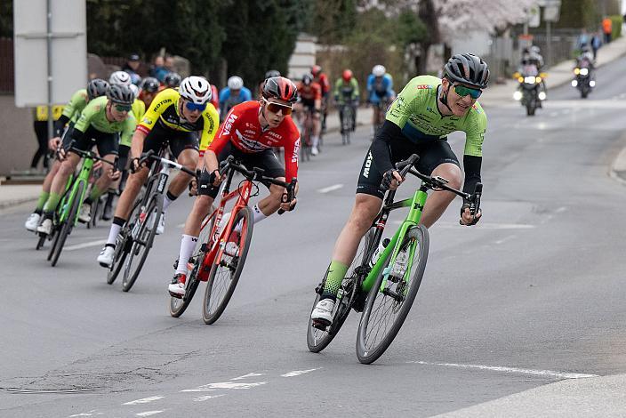 Das Peleton in Leonding Herren Elite an der Spitze Edward Ravasi (ITA, Hrinkow Advarics) , U23, Radliga, 62. Radsaison-Eröffnungsrennen Leonding, Oberösterreich