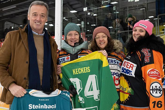 Fans mit Helmut Keckeis, Ex-Manger und Legende Steinbach Black Wings Linz vs EC ID Wärmepumpen VSV, 47. Runde, Retro Night, ICE Hockey League, Steinbach Black Wings Linz, Linz AG Eisarena