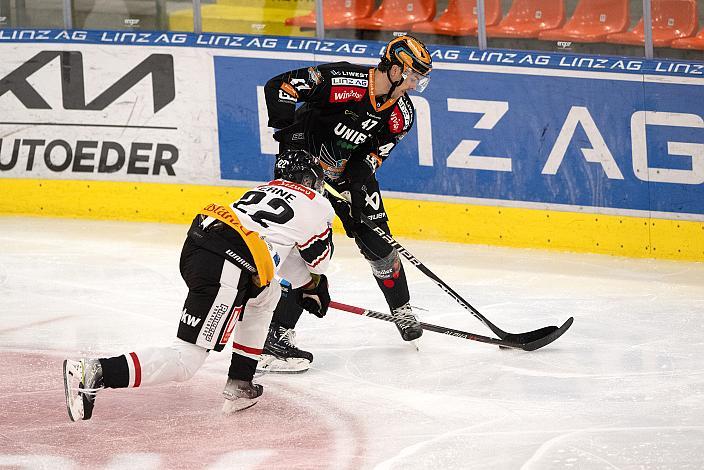 Logan Roe (Steinbach Black Wings Linz), Luca Erne (Bemer Pioneers Vorarlberg) Steinbach Black Wings Linz vs Pioneers Vorarlberg, 13. Runde ICE Hockey League, Steinbach Black Wings Linz, Linz AG Eisarena 