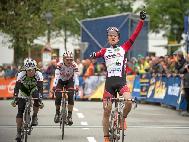 Der Zielsprint in Ranshofen, 1. AUER Daniel, Team WSA Greenlife,  2. MARIN Matej, Team Gourmetfein Simplon,3. BAJC Andi, Team Amplatz, BMC