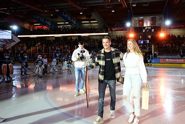 Marco Brucker (Steinbach Black Wings Linz) wird verabschiedet,  Win2Day ICE Hockey League,  Steinbach Black Wings Linz vs Spusu Vienna Capitals,  Linz AG Eisarena 