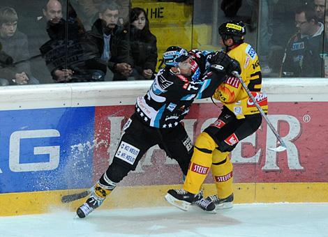 #71 Pat Leahy, Stuermer, EHC Liwest Black Wings Linz checkt Darcy Werenka, Vienna Capitals an der Bande.
