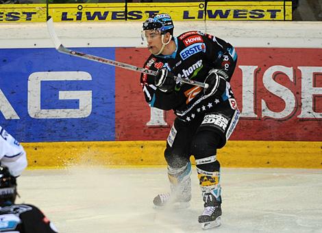 #71 Pat Leahy, Liwest Black Wings Linz, mit einem Schuss auf das Tor von Alba Volan Szekesfehervar.