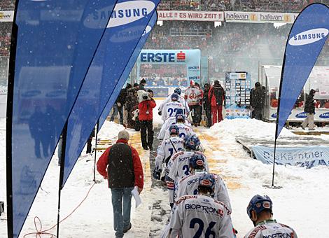 Das TEam des VSV kommt auf das Eis im Stadion Klagenfurt