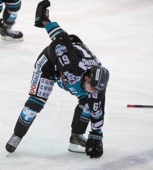 Patrick Spannring (EHC Liwest Black Wings Linz) verletzt am Eis,   EHC Liwest Black Wings Linz vs Fehervar AV 19