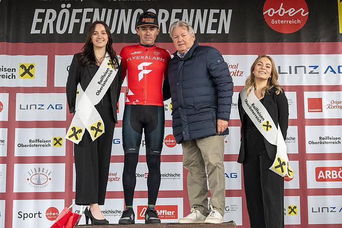 Sieger und Führender Radliga Riccardo Verza (ITA, Hrinkow Advarics), Harald J. Mayer (ÖRV, Präsident Österreichischer Radsportverband)  Herren Elite, U23, Radliga, 62. Radsaison-Eröffnungsrennen Leonding, Oberösterreich