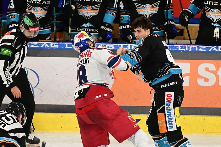 v.l. Paul Stapelfeldt (EC Red Bull Salzburg), Luka Maver (Steinbach Black Wings Linz) im Faustkampf