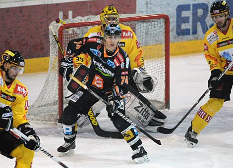 Daniel Oberkofler Liwest Black Wings Linz vor dem Tor der EV Vienna Capitals