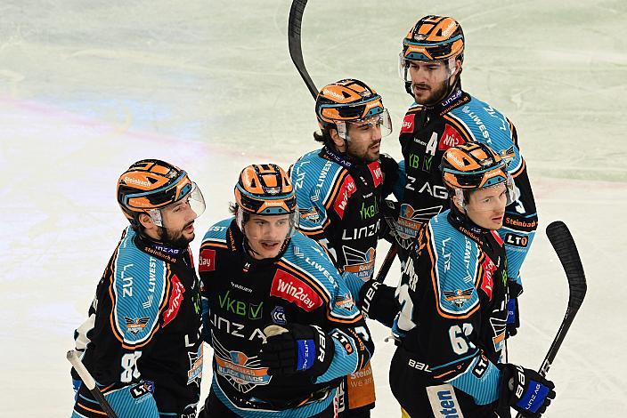 Die Steinbach Black Wings Linz feiern das Tor zum 1 zu 0 durch Patrick Söllinger (Steinbach Black Wings Linz) Win2Day ICE Hockey League,  Steinbach Black Wings Linz vs EC KAC,  Linz AG Eisarena 