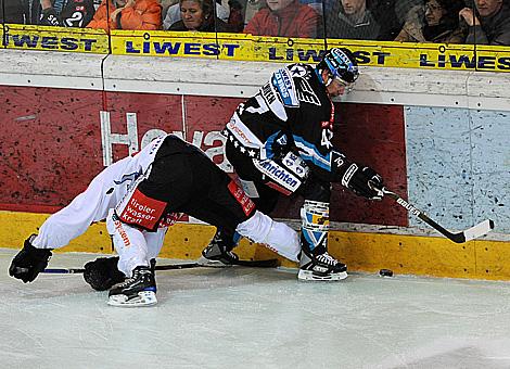 #47 Lars Helminen, EHC Liwest Black Wings Linz im Duell an der Bande. 