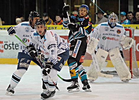 #21 Philipp Lukas, Stuermer, Liwest Black Wings vor dem Tor der Ungarn aus Szekesfehervar, gehuetet von Krisztian Budai.