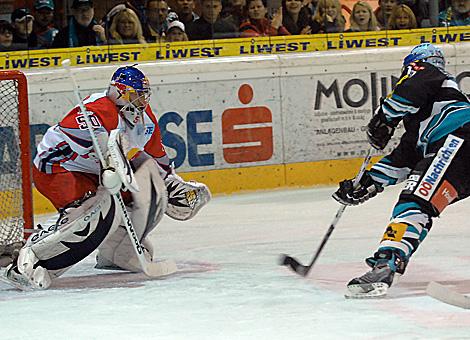 #19 Rob Shearer, Liwest Black Wings Linz, trifft zum 1 zu 1 Ausgleich gegen Reinhard Divis, Red Bulls Salzburg.